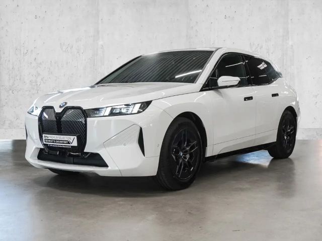 BMW iX xDRIVE45 Park-Assistent HUD StandHZG AHK-klappbar 2026 Elektrisch
