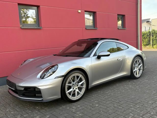 Porsche 911 CARRERA 992.2 FACELIFT 394PS 18-WEGE LEDERPAKET LIFTSYSTEM KLAPPE ALU21" 1-HAND 2025 Benzine