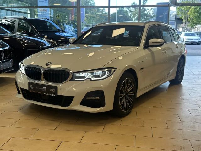 BMW 330 xDrive*M Sport*AHK*ACC*HUD*Cam*HiFi*Laser*1H 2022 Hybride / Benzine