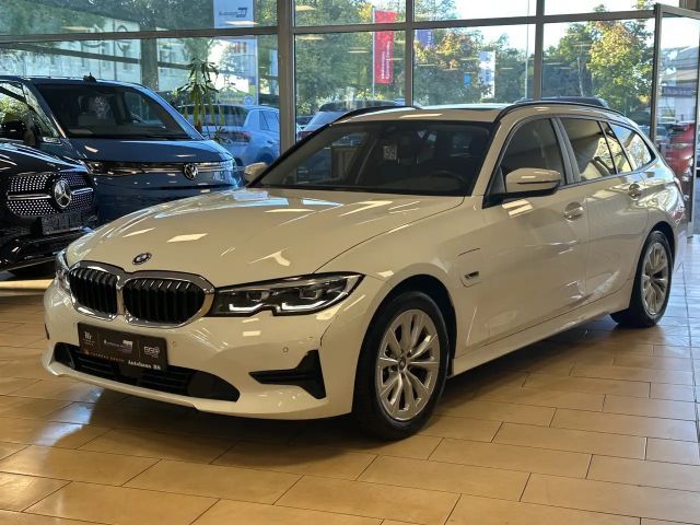 BMW 320 Plug-In*AHK*ACC*Pano*ST-heiz*Ambiente*Leder* 2022 Hybride / Benzine