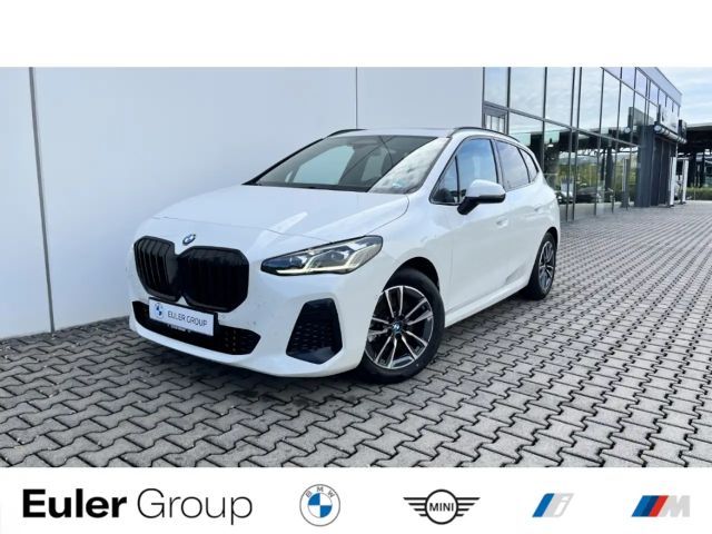 BMW 223 Active Tourer i x M-Sport PANO AHK H/K PA+ DaProf 2025 Benzine