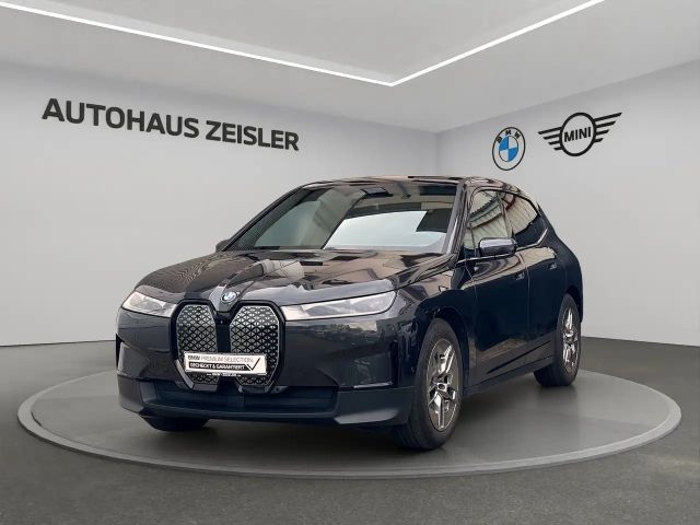 BMW iX xDrive40 PanoDach 360°Kamera HarmanKardon 2022 Elektrisch