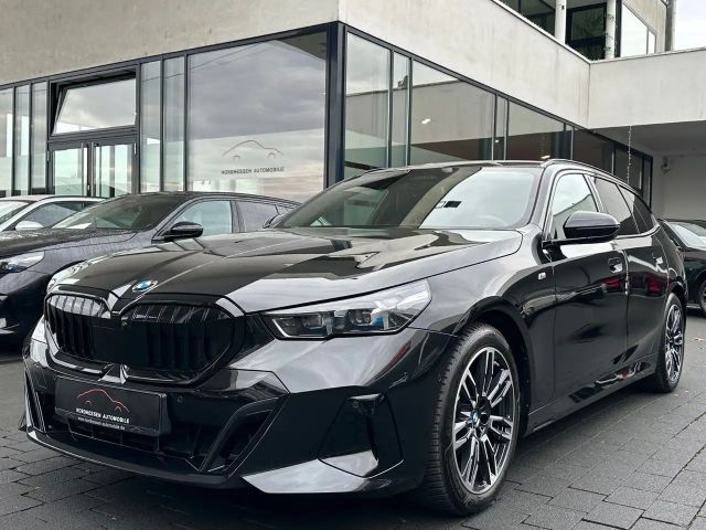 BMW 520 i Touring M Sport | Iconic Glow | Panorama 2025 Benzine