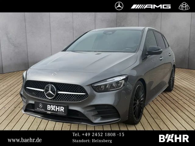 Mercedes-Benz B 180 AMG+Night/MBUX/LED/Totwinkel/RFK/AHK/19" AMG Line Navi/Keyless-Go/Keyless-Go Komfort Paket/Styling/Autom./Klima/Sitzhzg. 2025 Benzine