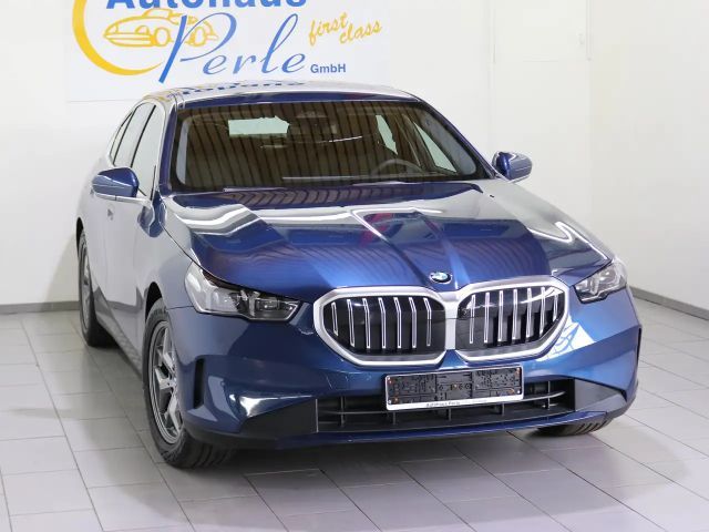 BMW 520 D AUT. HEAD-UP/360°/HARMAN KARDON/SITZBELÜFTUNG/ACC/MEMORY/4-ZONEN-KLIMA 2025 Diesel