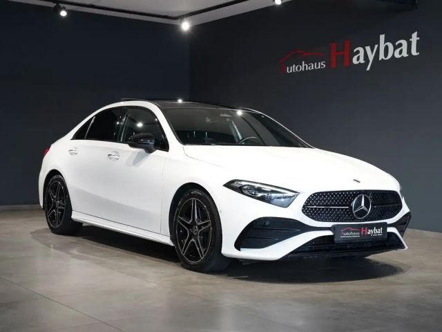 Mercedes-Benz A 200 Limousine AMG Night-Pano-Premium 2023 Benzine
