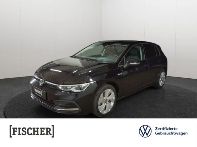 Volkswagen Golf VIII 1.5 eTSI DSG Style LED AHK Navi SHZ Rear View 2023 Benzine