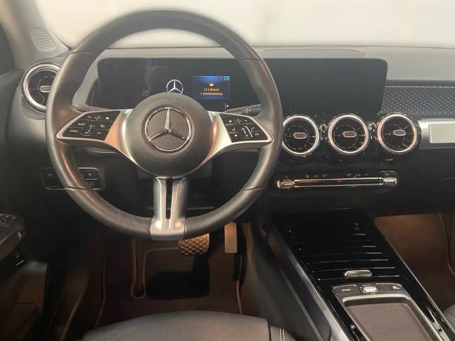 Mercedes-Benz GLB 220